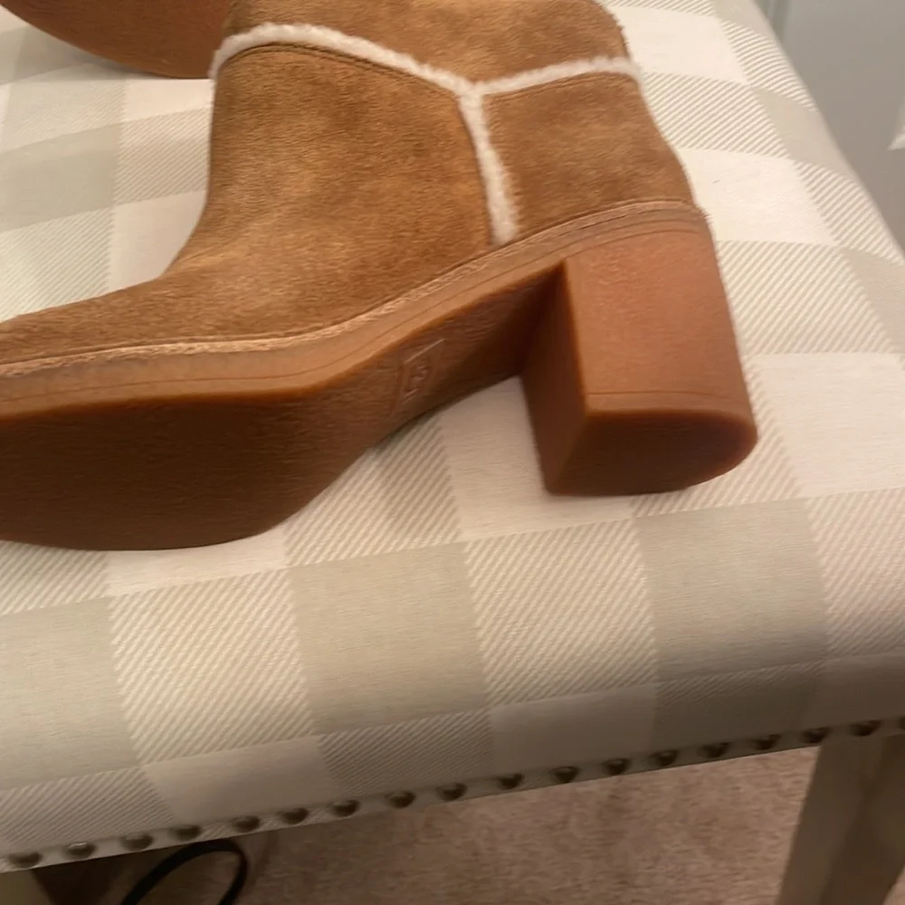 Ugg never worn size 8 - Picture 3 of 6